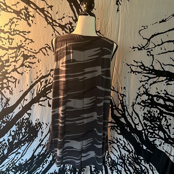 Gray camo print tank top. - Picture 2 of 4